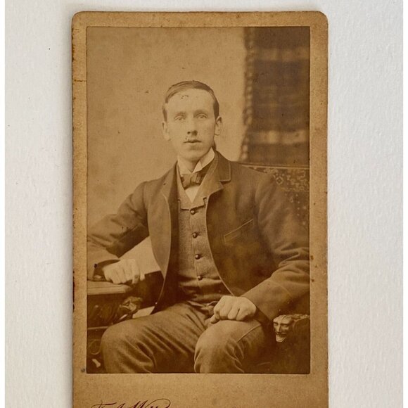 c1870 Antique CDV Light Eyed Man Suit Vest Bowtie Portrait Carte De Visite Photo - Picture 2 of 4
